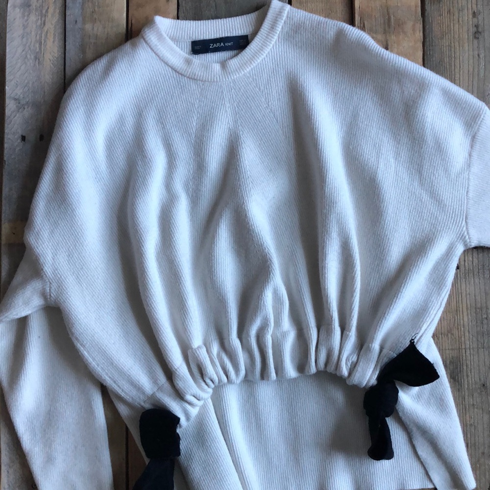 ZARA M Creamy White Sweater with Black Bow Detail